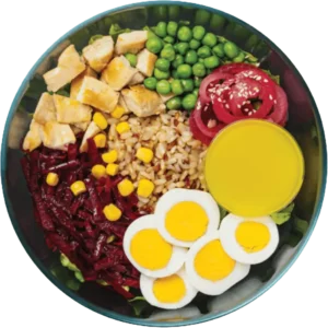 obrok salata sa pileztinom, jajima, sveklom, graskom, lukom, integralnim pirincem