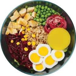 obrok salata sa pileztinom, jajima, sveklom, graskom, lukom, integralnim pirincem